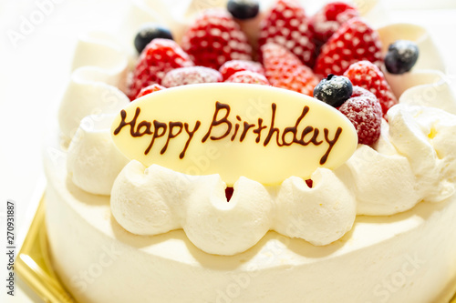 誕生日ケーキのアップと白バック