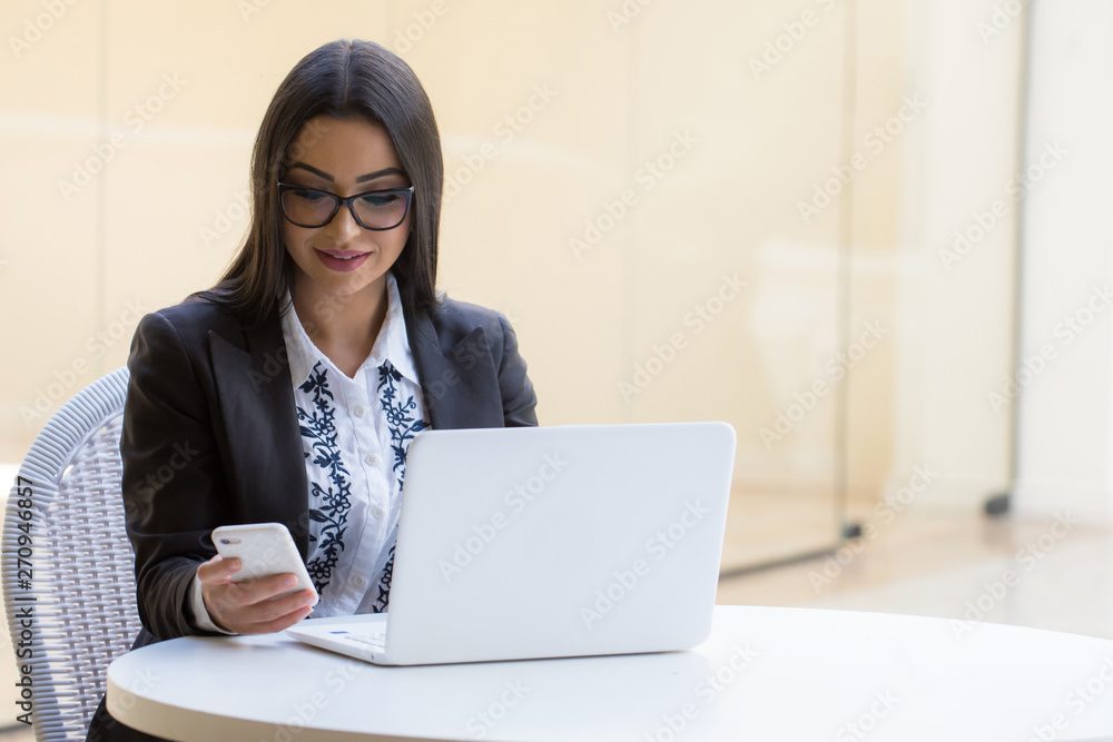 Mulher de negócios com computador e celular Mulher de negócios com computador e celular