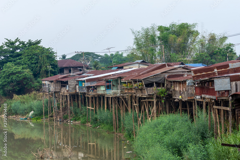 The community of villagers with houses that are wood, thatched roofs that began to rust and planted along the river The community of villagers with houses that are wood, thatched roofs that began to rust and planted along the river