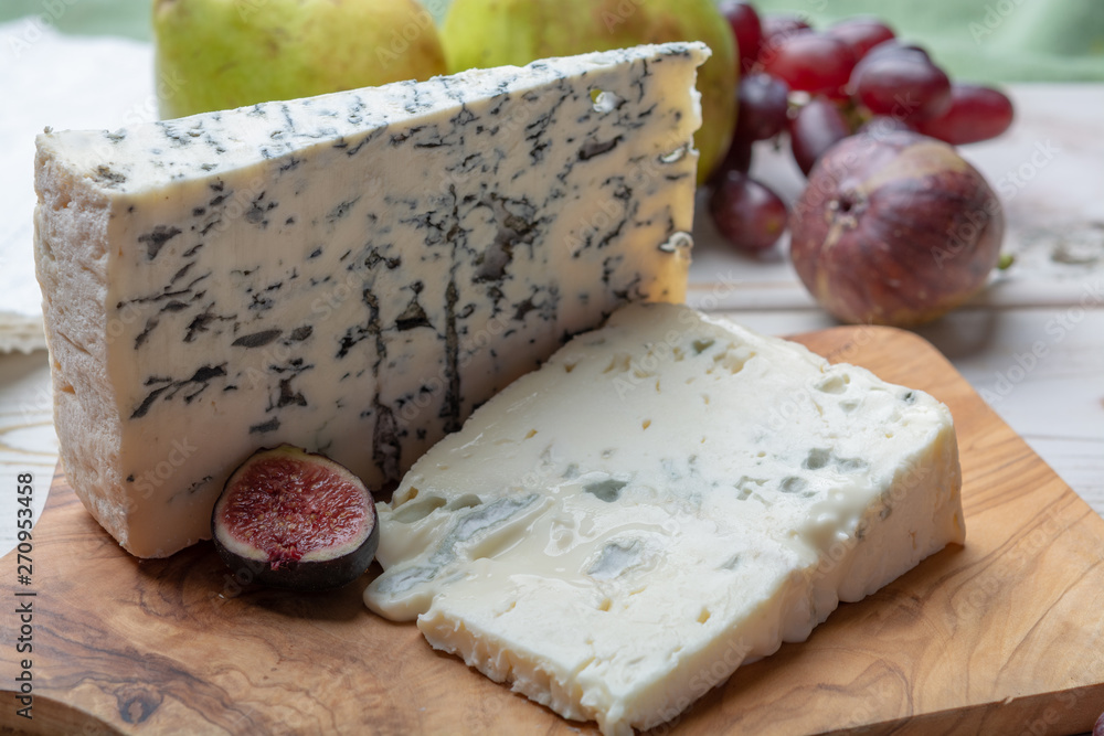 Gorgonzola picant and dolce Italian blue cheese, made from unskimmed cow's milk in North of Italy Gorgonzola picant and dolce Italian blue cheese, made from unskimmed cow's milk in North of Italy