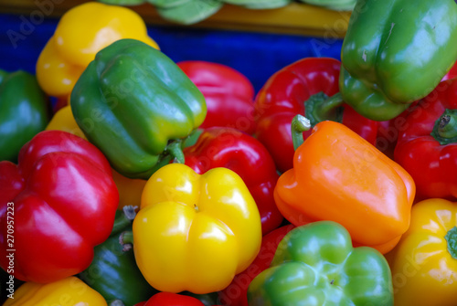 Montón de Pimiento morrón en tianguis de la Ciudad de México.