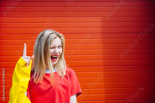 Φωτογραφία Beautiful young female model with optimistic expression indicates upwards, being