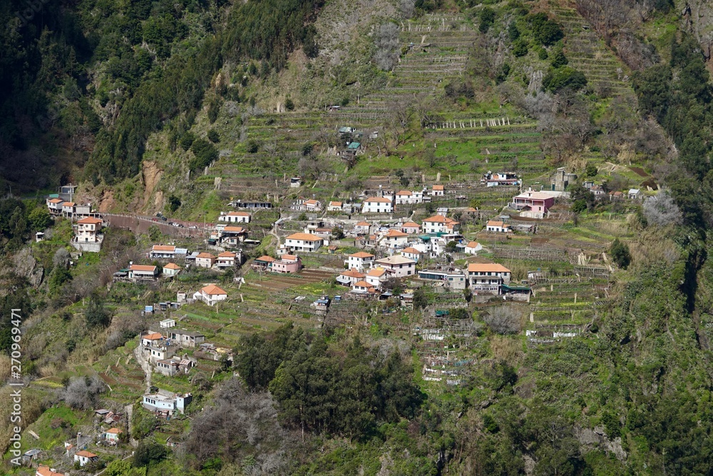 Panoramablick auf ein Bergdorf auf Madeira
