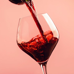 Keuken achterwand Rood Franse rode wijn op roze achtergrond  © 5ph