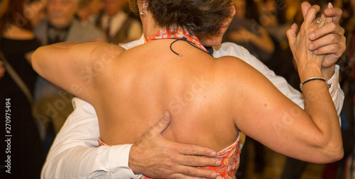 schiena nuda di una ballerina di tango photo