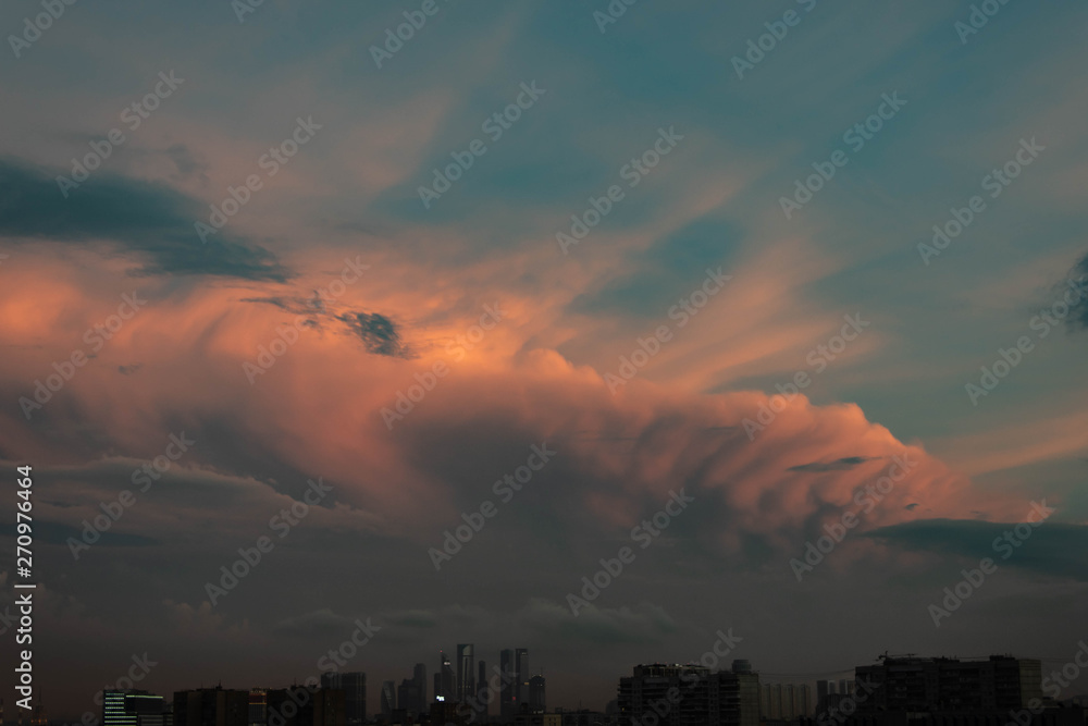 Fototapeta premium beatifull sunset over the city