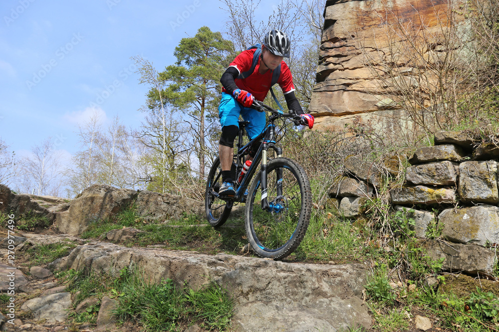Fototapeta premium Mountainbiker in schwierigen Gelände