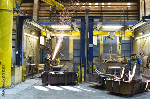 Arbeiter in einem Industrieunternehmen - Produktion von Gussteilen // Worker in an industrial enterprise - production of castings photo