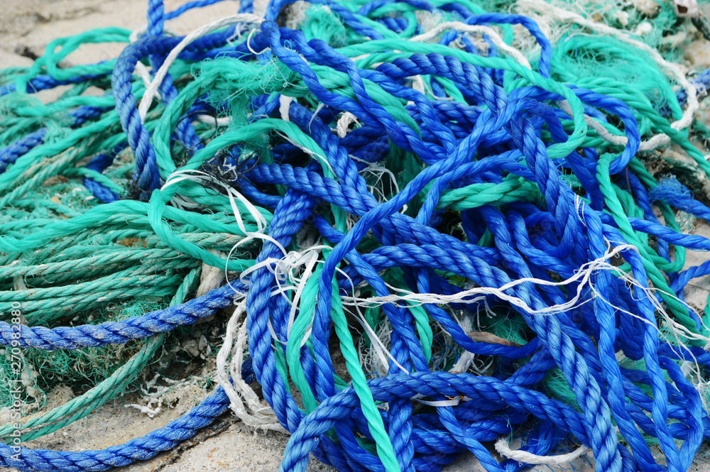 乱雑に置かれた青と緑のロープ