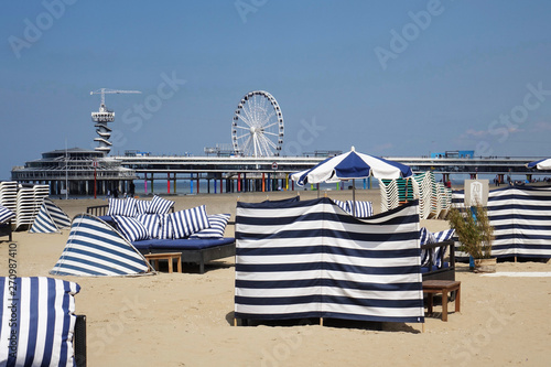 Quadro em tela Netherlands. Beach live and the Pier of Scheveningen.