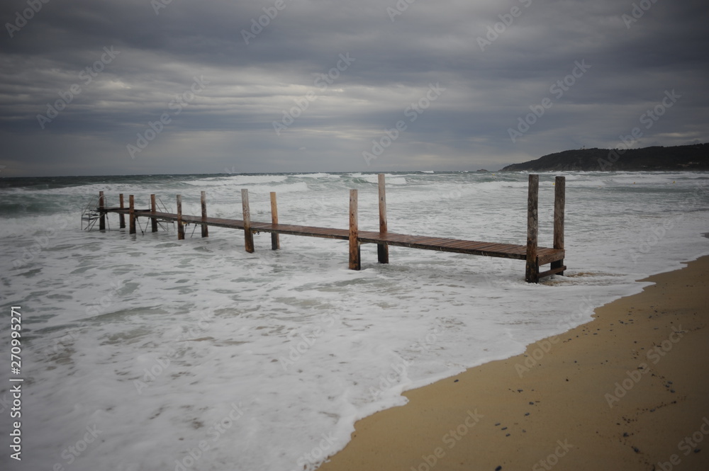 Holzsteg am Strand