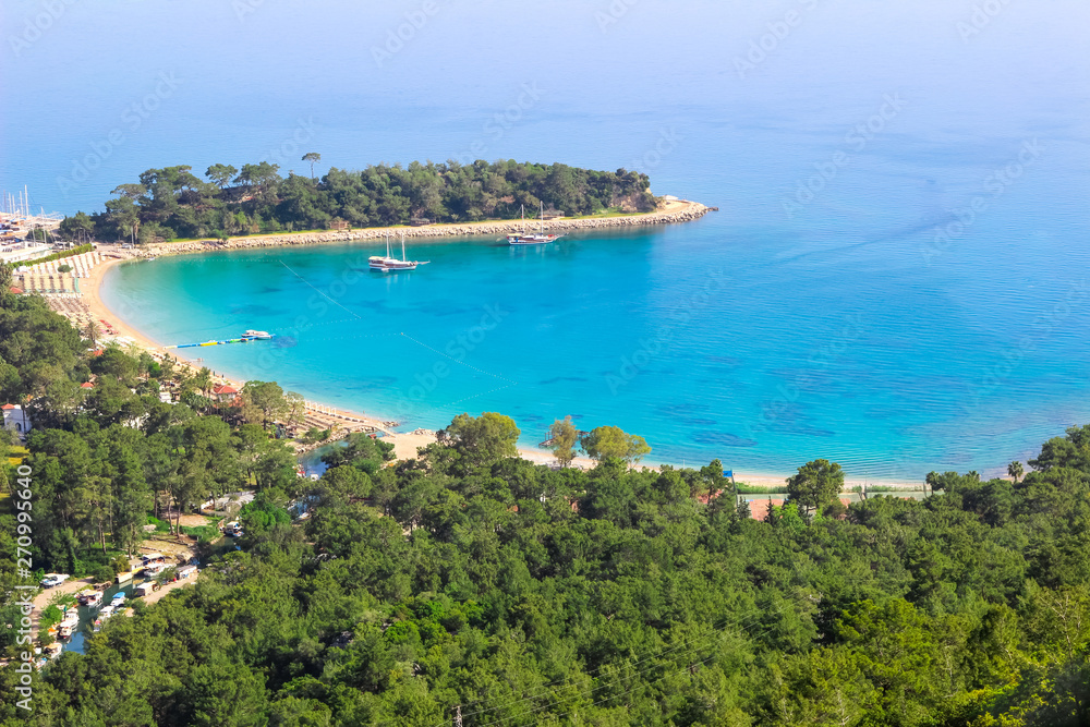 Fototapeta premium Bay of Moonlight (Morze Śródziemne) w mieście Kemer w Turcji wiosną 2019 roku (widok z góry)