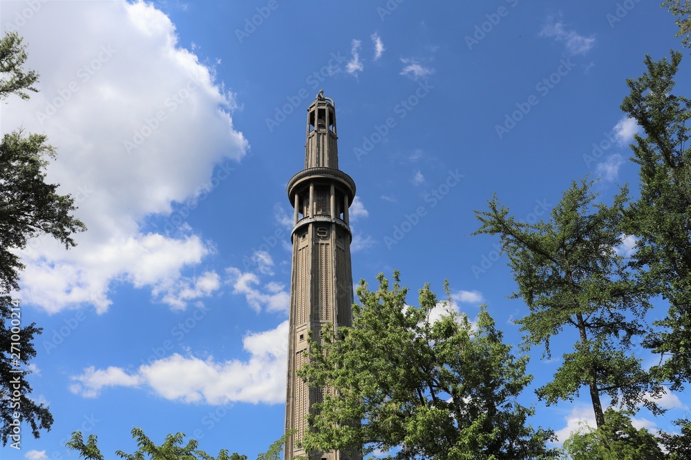Φωτογραφία La Tour Pennet à Grenoble ville, dans le Parc Paul Mistral, Département de l'Isère, France, Mai 2019