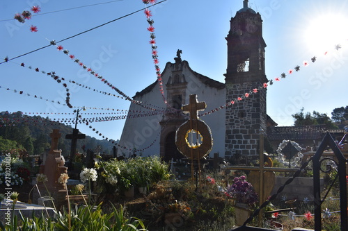 Capilla tradicional con cementerio pintoresco en Tlalpujahua photo