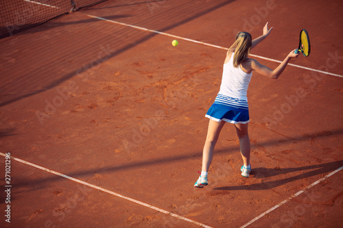 Young woman playing tennis on clay. Forehand. © FS-Stock