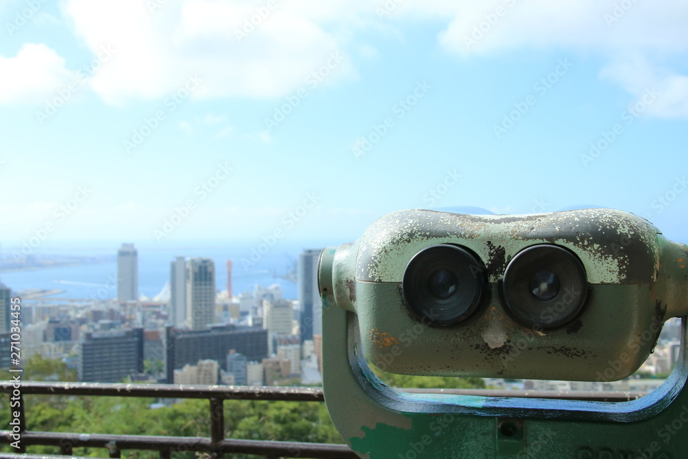 諏訪山公園の双眼鏡と神戸市街地風景