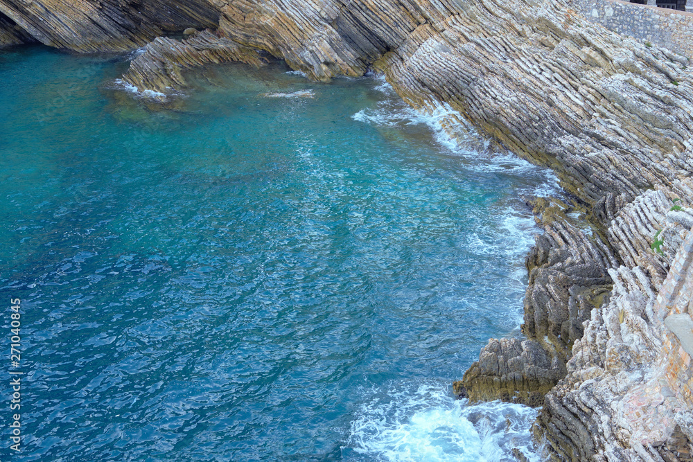 Naklejka premium cliffs surf the waves blue ocean on a bright sunny day.