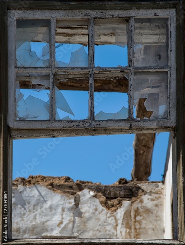 Fenêtre de maison en ruine à Bragança, Portugal