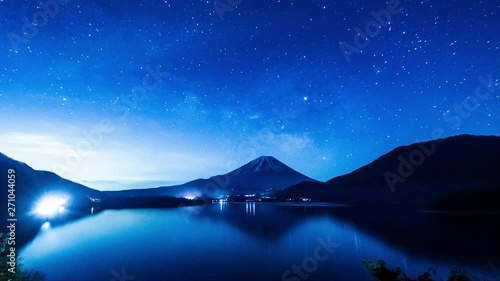 タイムラプス動画、世界遺産・冬の富士山、夜の本栖湖と星座と天の川、残雪と雲と富士五湖の風景と絶景