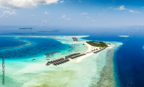 Panorama einer Insel auf den Malediven im Süd Ari Atoll mit türkisem Ozean und blauem Himmel 