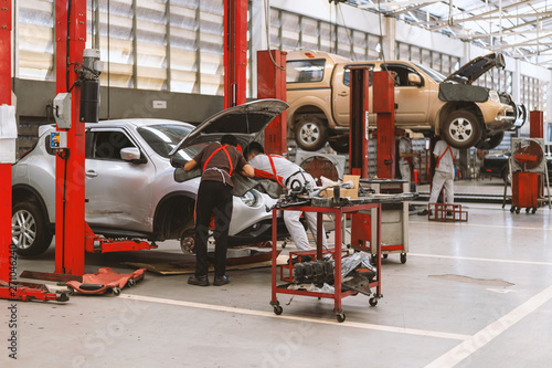 Photo Interior of a car repair in garage service station with soft-focus and over ligh