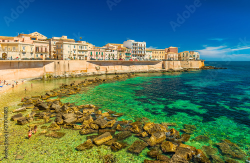 Fototapeta Naklejka Na Ścianę i Meble -  Cityscape of Ortygia. City beach in the historical center of Syracuse, famous place on Sicily, Italy