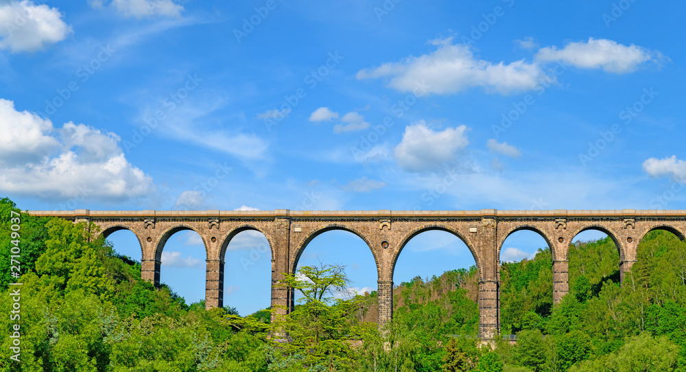 Fototapeta premium historische Eisenbahnbrücke in Sachsen