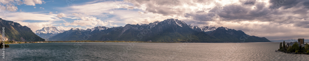 Obraz premium Panoramic view of Lake Geneva and snow capped mountains