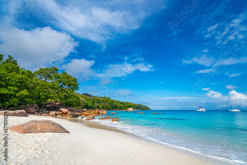 Fototapeta Naklejka Na Ścianę i Meble -  Beautiful sandy beach with  turquoise sea on Seychelles.