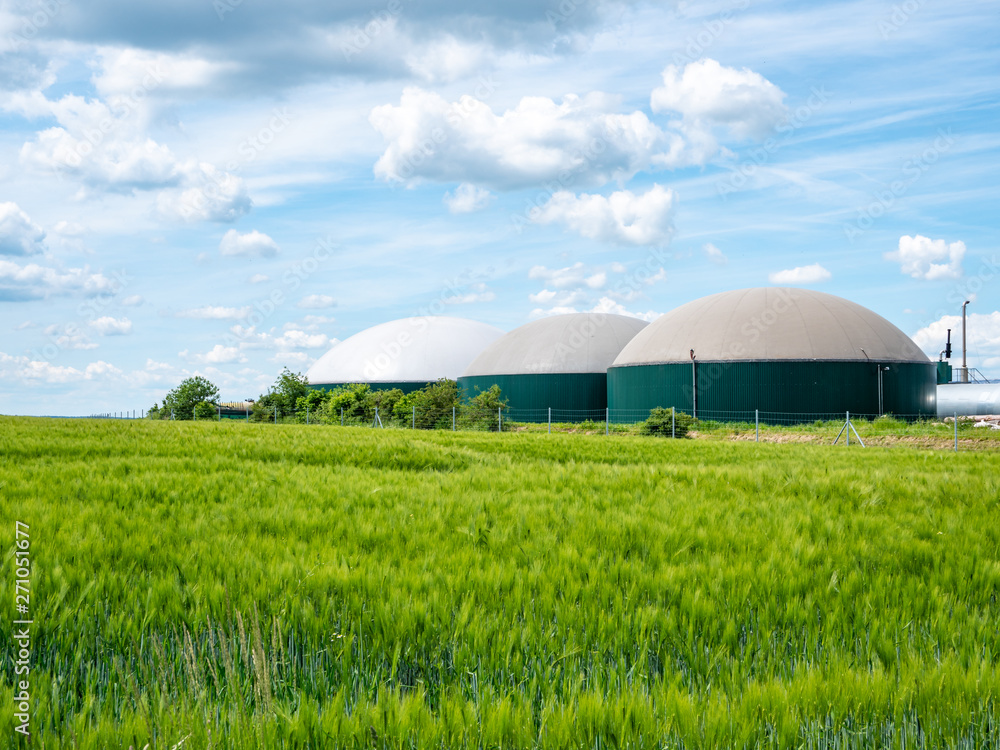 Biogasanlage in Deutschland mit Getreidefeld