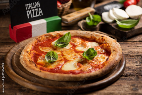 Fotografía Italian pizza Margherita on a wooden table
