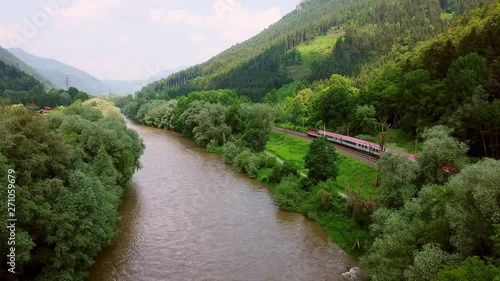 Zug fährt durch schöne Landschaft