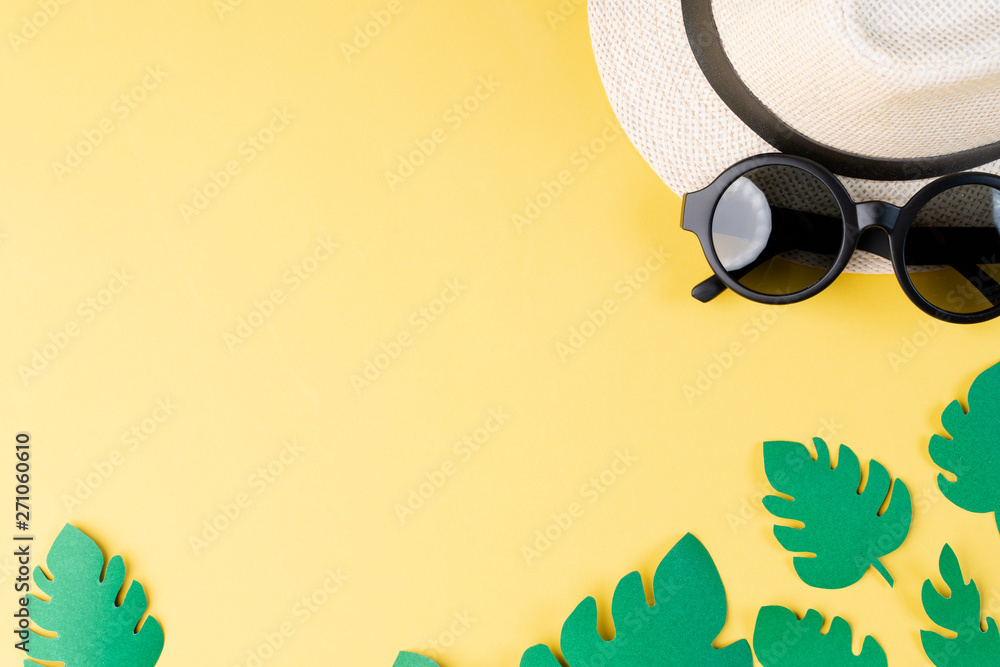 Top view of summer concept with sunglasses and hat on yellow background - obrazy, fototapety, plakaty 
