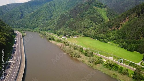 Zug fährt durch schöne Landschaft