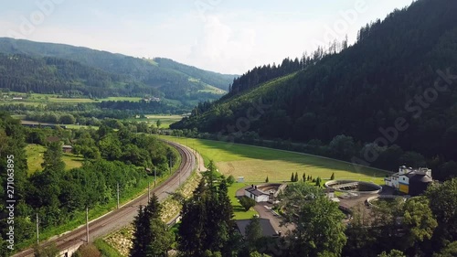 Zug fährt durch schöne Landschaft
