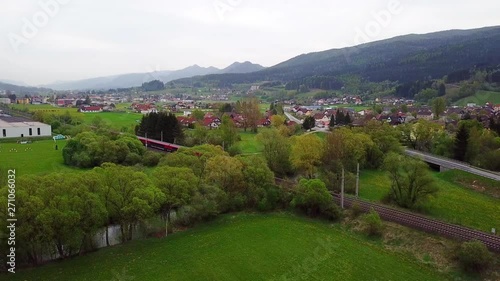 Zug fährt durch schöne Landschaft