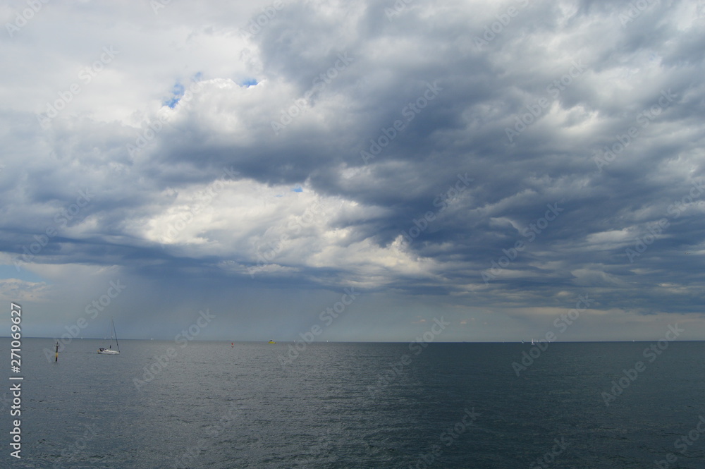Cielo de tormenta sobre el mar