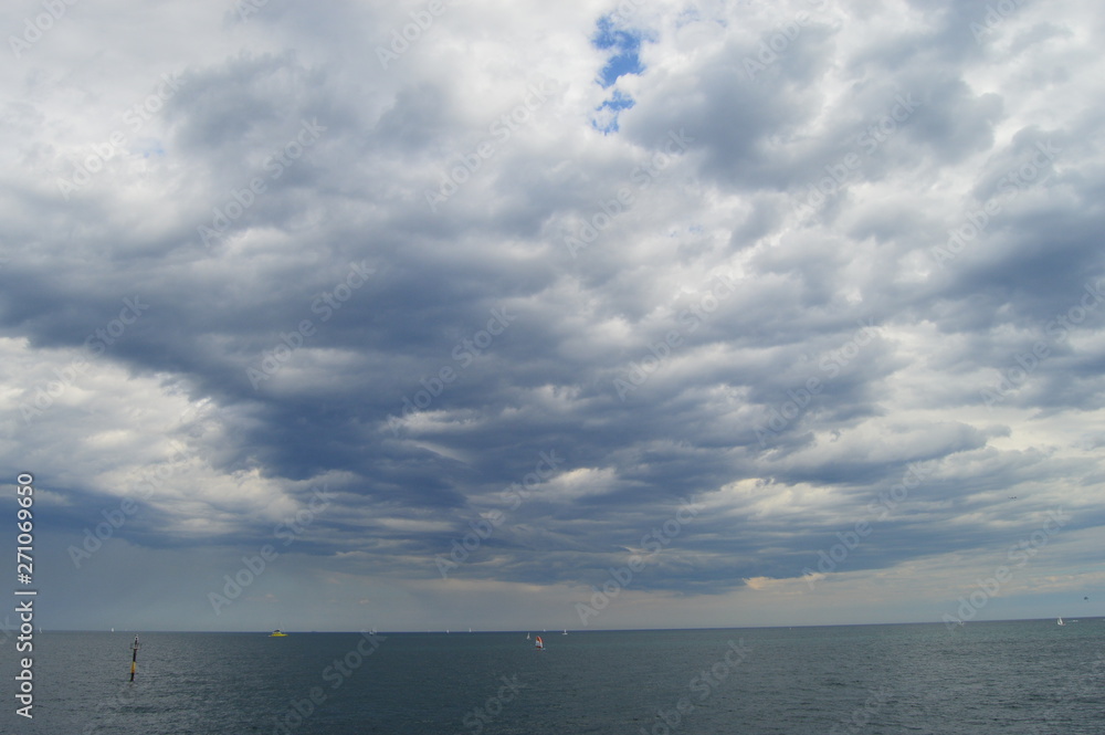 Obraz premium Cielo de tormenta sobre el mar
