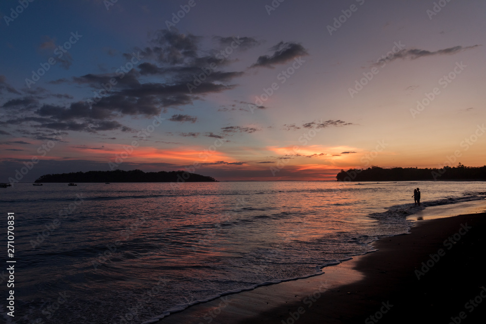 Liebespaar am strand beim Sonnenuntergang