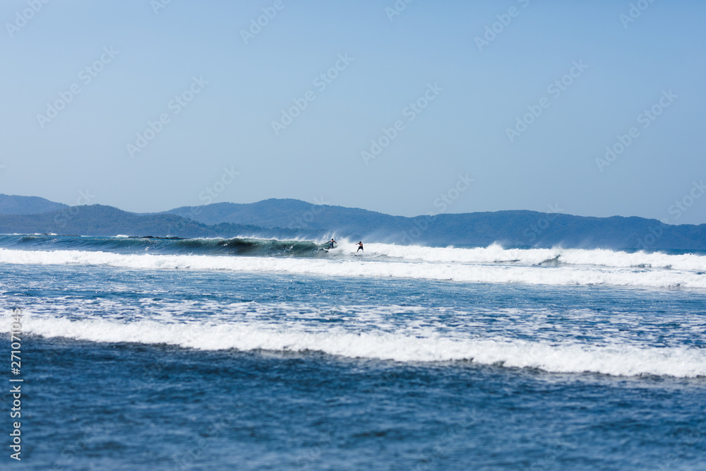 Surfer surfen in den Wellen des Ozeans