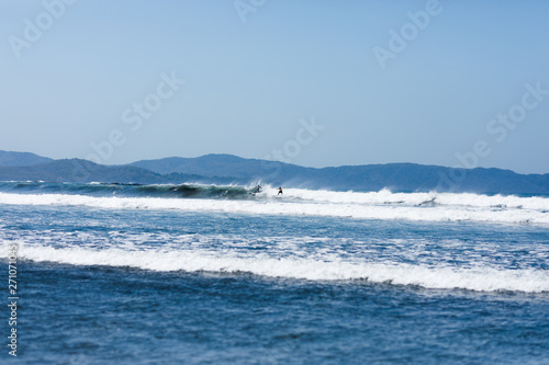 Surfer surfen in den Wellen des Ozeans