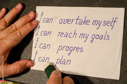 Foto Man using eraser to remove the word can't to read I can  plan, progress, reach m