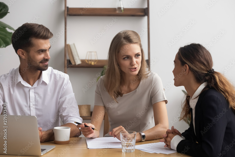 Obraz premium Professional company staff negotiating sitting together in office