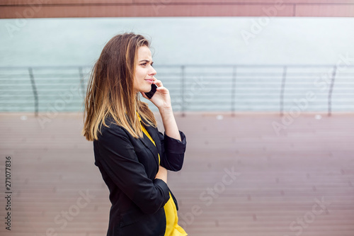 Pretty young woman talking ...