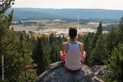 Homme assis  devant l'horizon