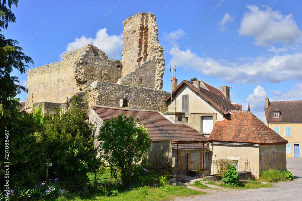 Fusion ruines et maisons à Verneuil-en-Bourbonnais (03500), département de l'Allier en région Auvergne-Rhône-Alpes, France