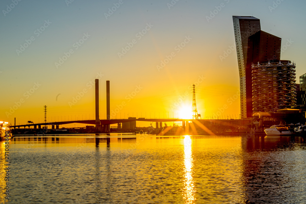 Obraz premium Melbourne city dock sunset scene 
