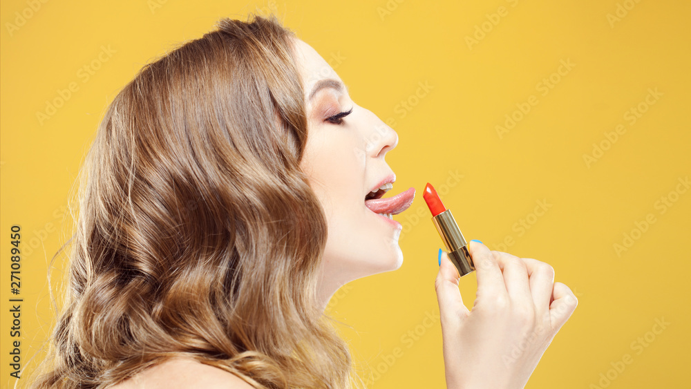 Obraz premium Portret pięknej i stylowej młodej kobiety na żółtym tle.
