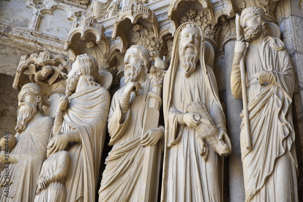 Statues de la cathédrale de Chartres