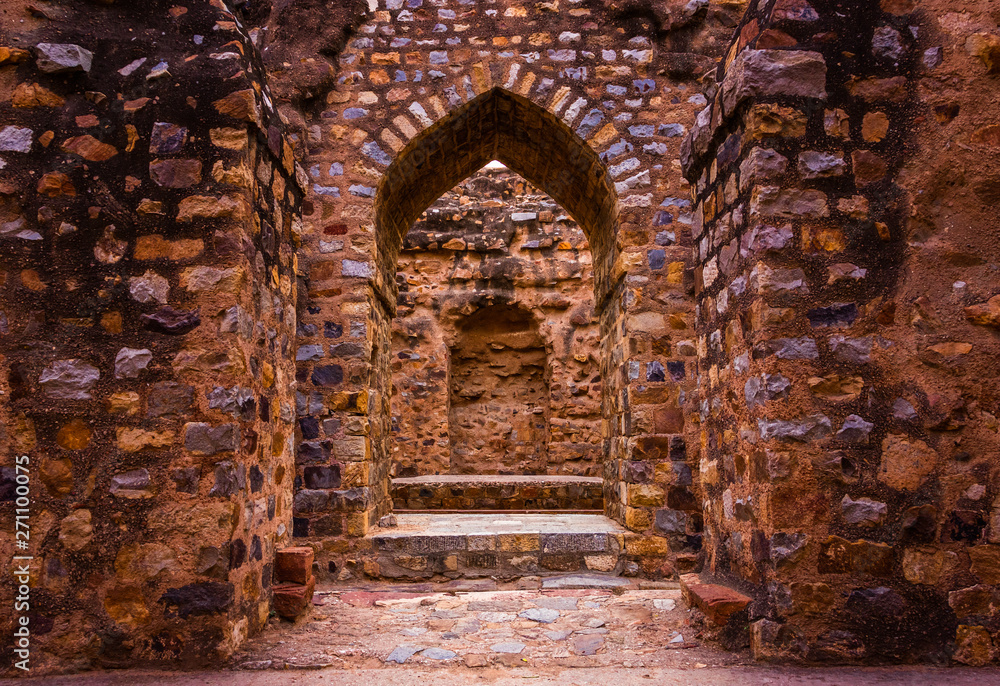 Fototapeta starożytne ruiny w kompleksie Qutub w Qutub Minar w New Delhi w Indiach